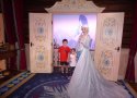 Florida-Day-07-151-EPCOT-Meeting-Anna-and-Elsa-from-Frozen-at-Royal-Sommerhus